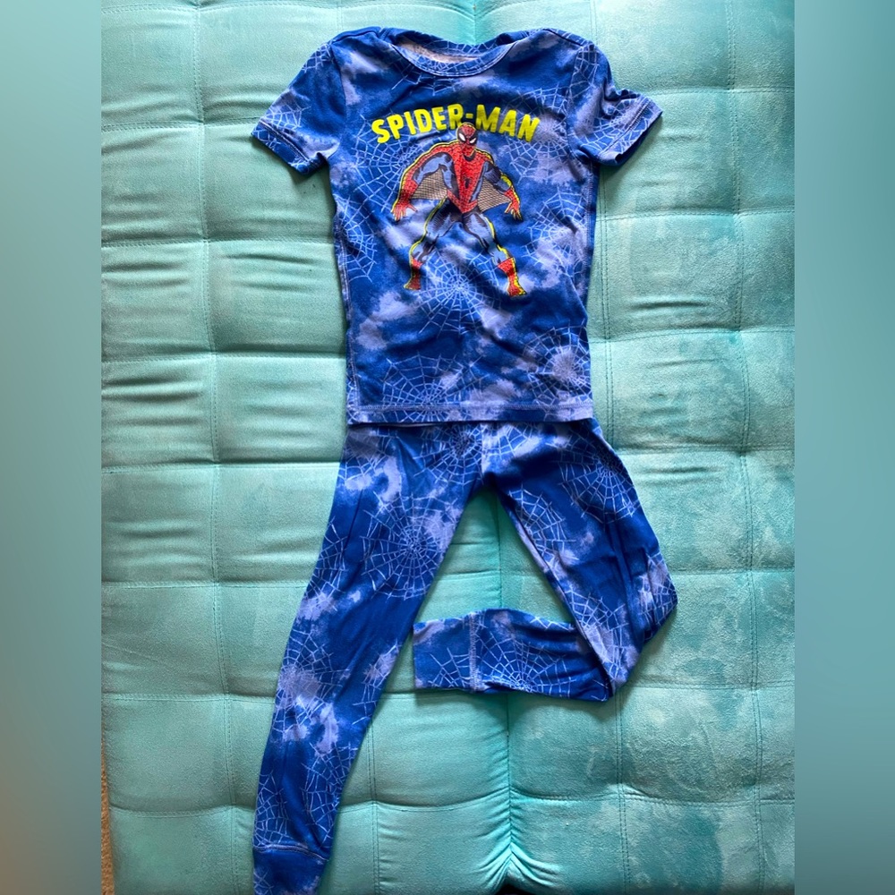 GAP organic cotton Spider-Man PJ set size 8. Like new. No pet/smoking home
